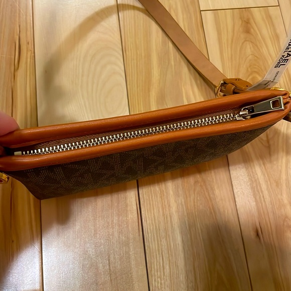 Michael Kors NWT. Belt bag. - Picture 3 of 3